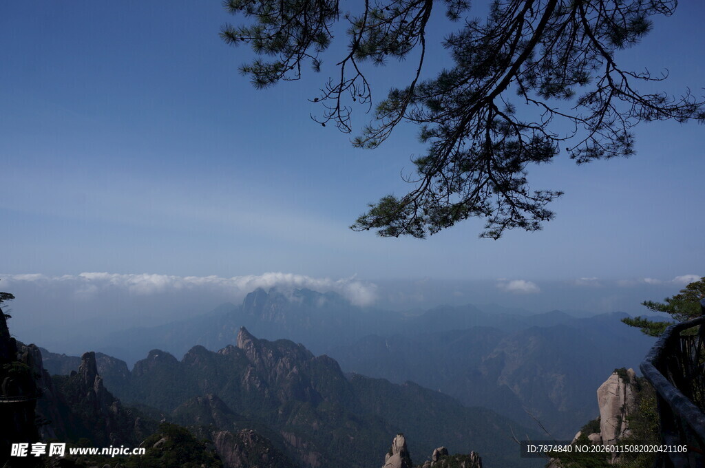 黄山壮美山峦与蓝天景致