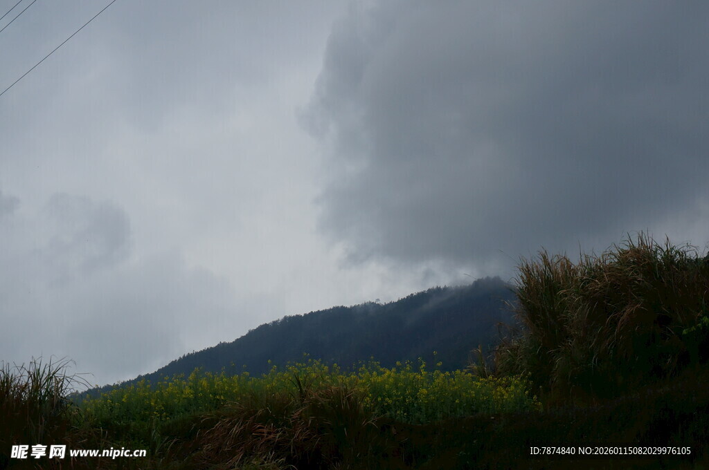 乌云笼罩下的山峦景色