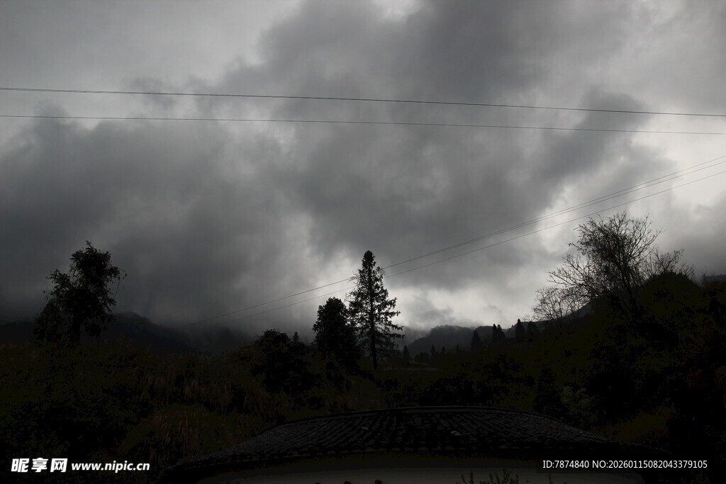 乌云笼罩下的自然景象