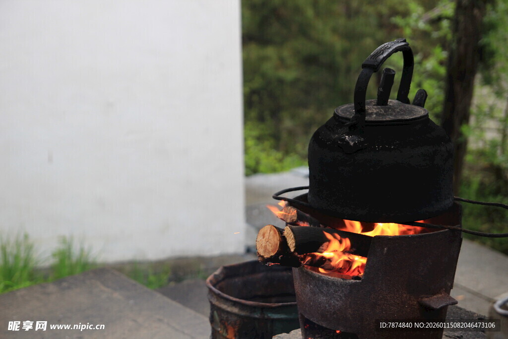 户外炭火烹煮场景