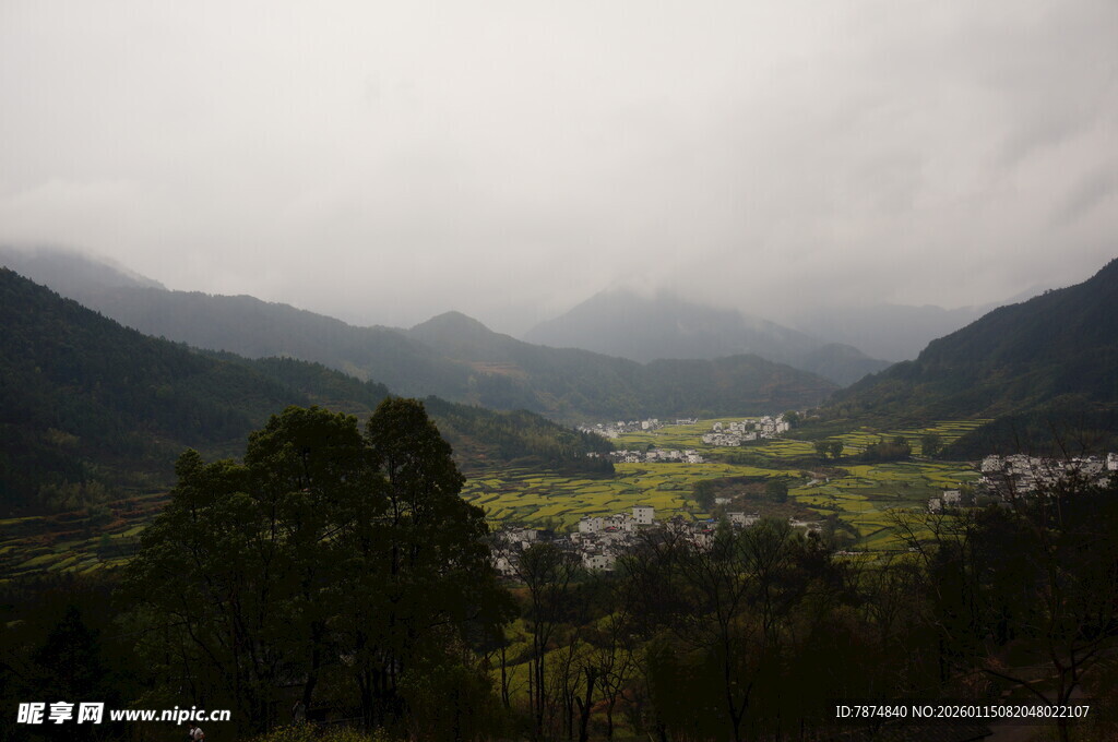 山间村落 云雾缭绕之景