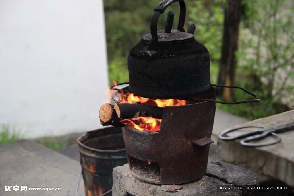 户外生火煮水的场景