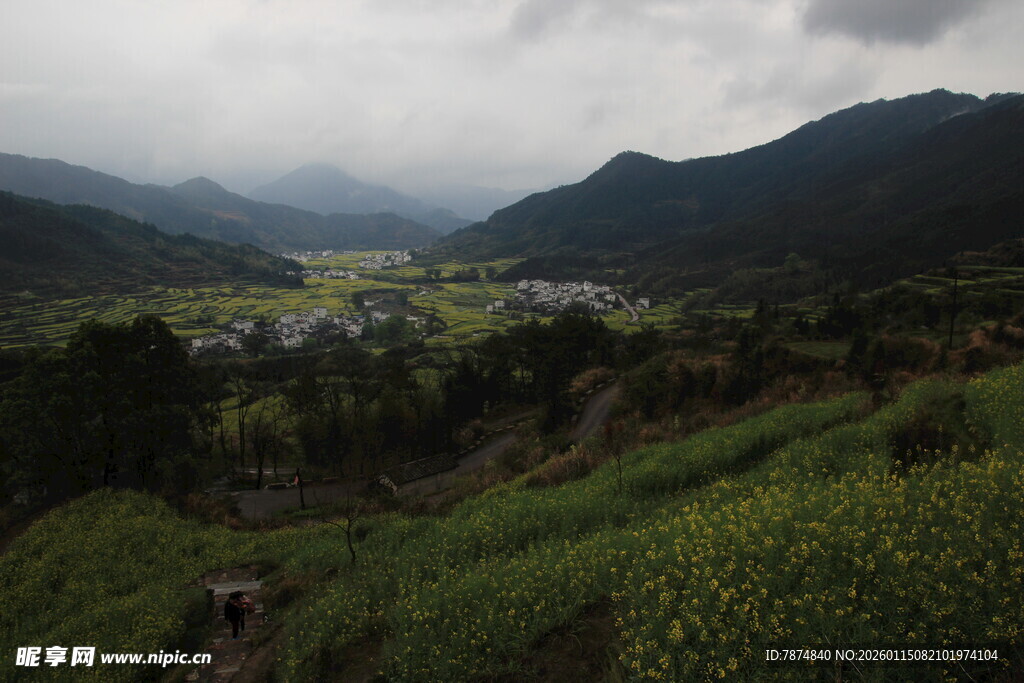 山间绿野中的静谧村落