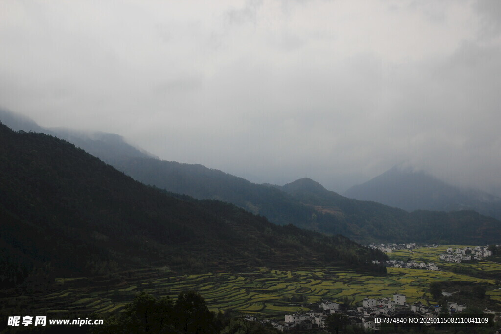山间村落隐于云雾之中