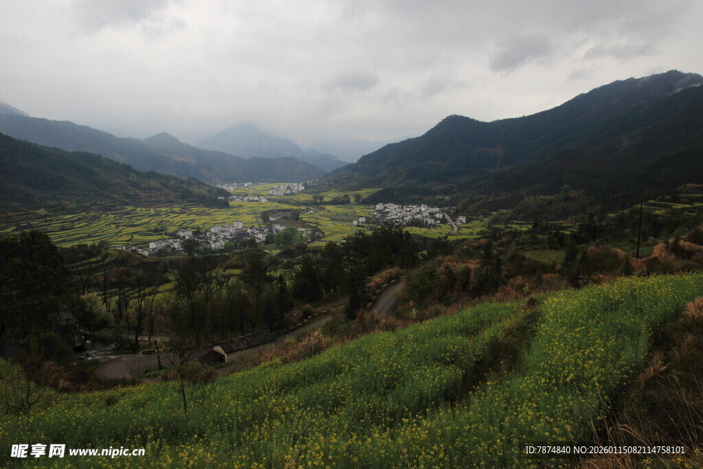 山间绿野中的宁静村落