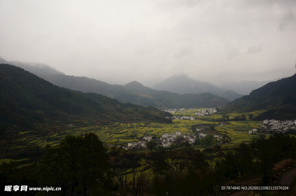 山间村落 云雾缭绕美景