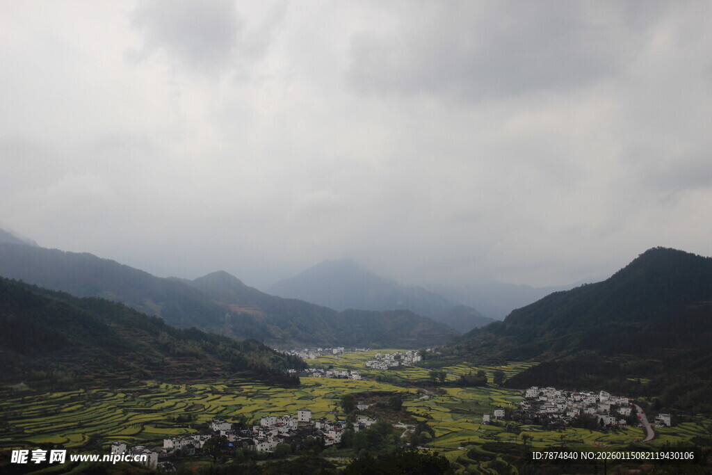 山间村落 云雾缭绕之景