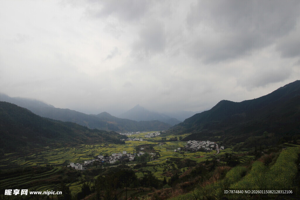 山间村落隐于云雾之中