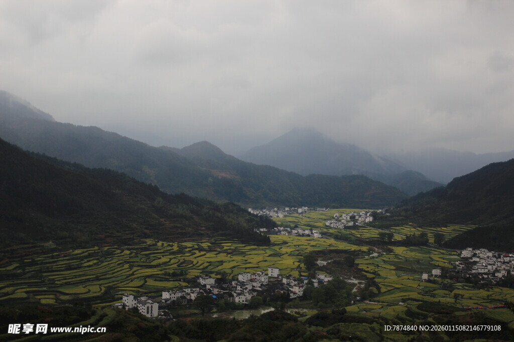 山间村落 云雾缭绕之景
