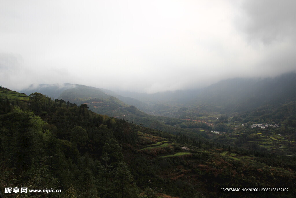 云雾缭绕的山间景色