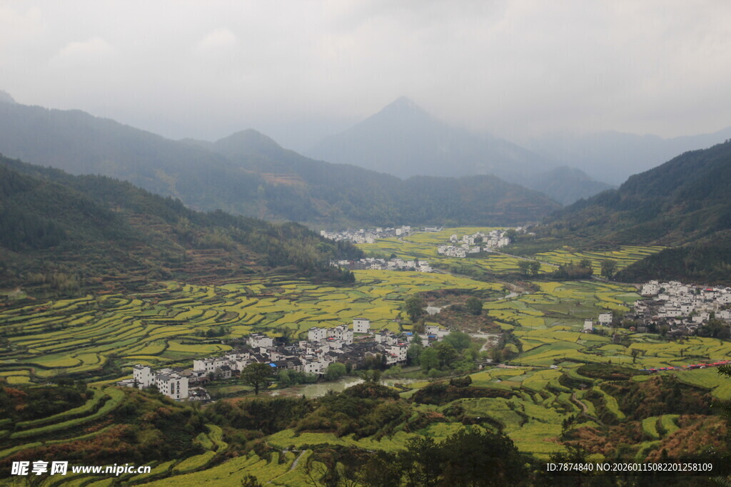 山间村落 田园风光如画