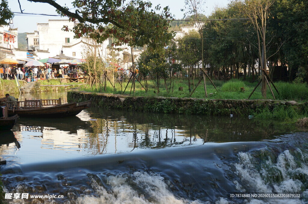 乡村水畔风光如画