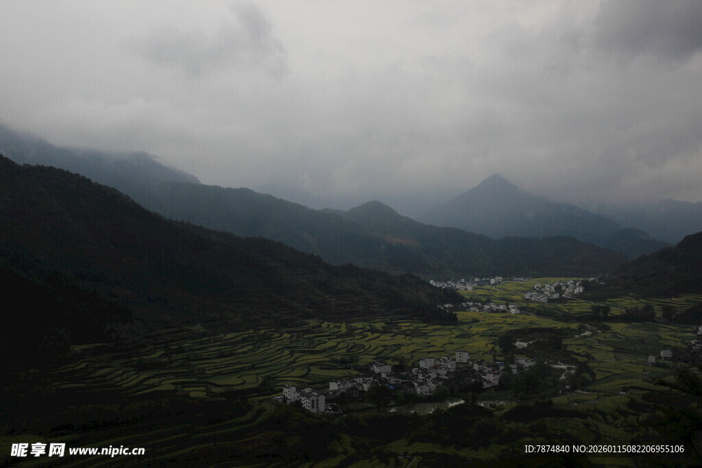 山间村落隐于云雾之中
