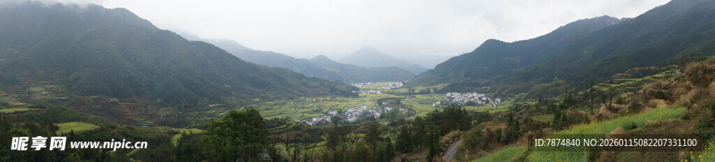 山间云雾缭绕的秀丽景色