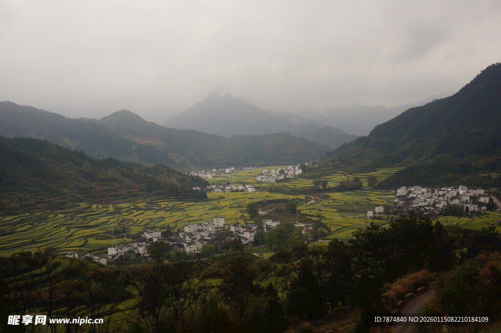 山间村落 云雾缭绕之景
