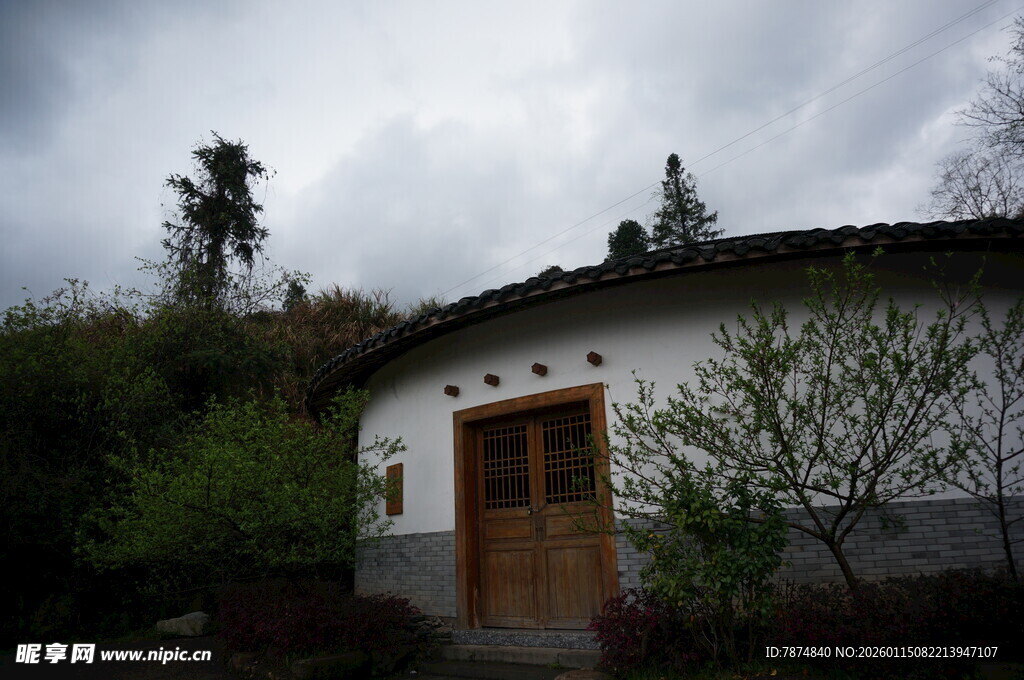 乡村小屋隐于绿植之间