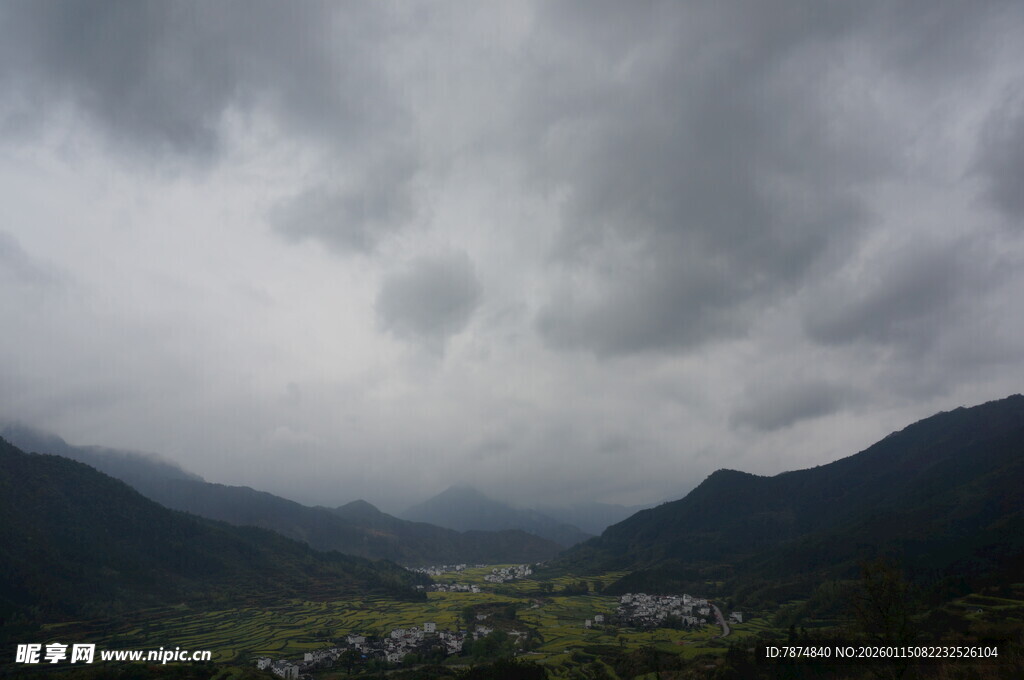 乌云笼罩下的山间景色