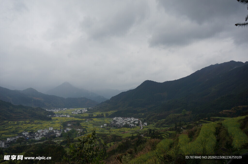 山间云雾缭绕的村落景观