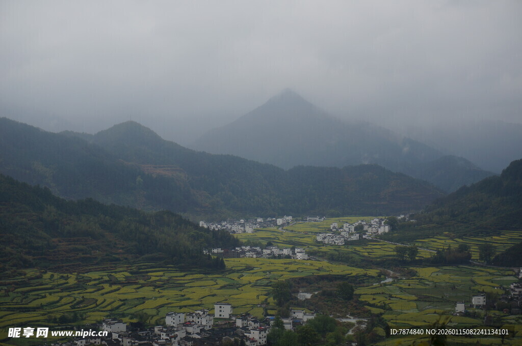 山间村落隐于朦胧雾色中