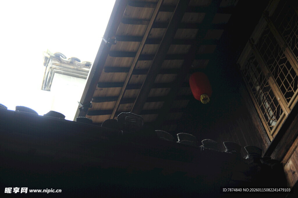 古建屋檐下的吊车景象