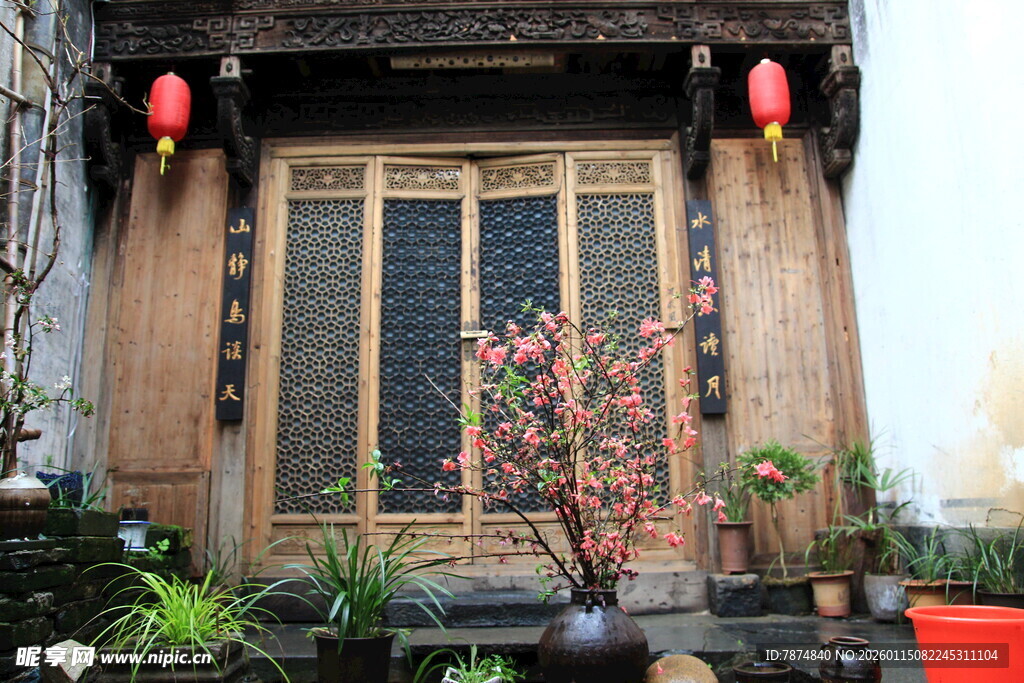 古宅门前的花卉绿植景致