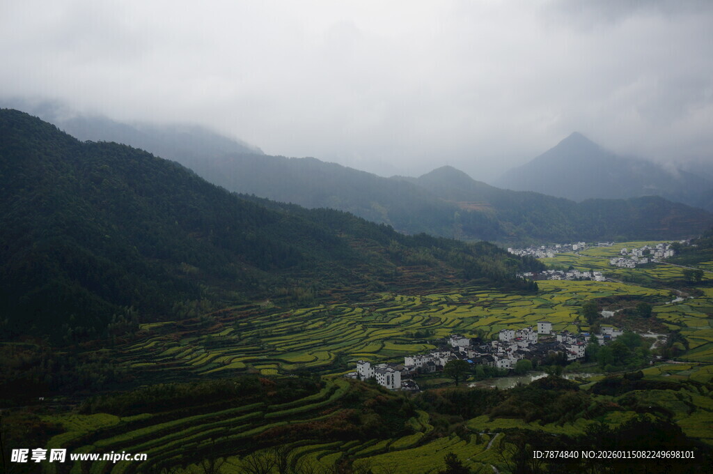 云雾缭绕的山间村落美景