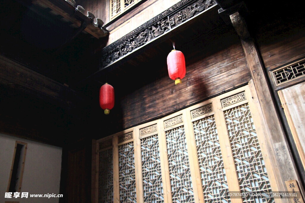 古宅门前红灯笼悬挂