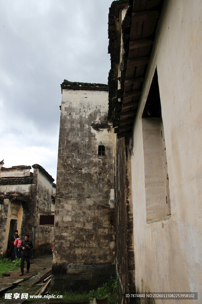 古村落中的斑驳老屋