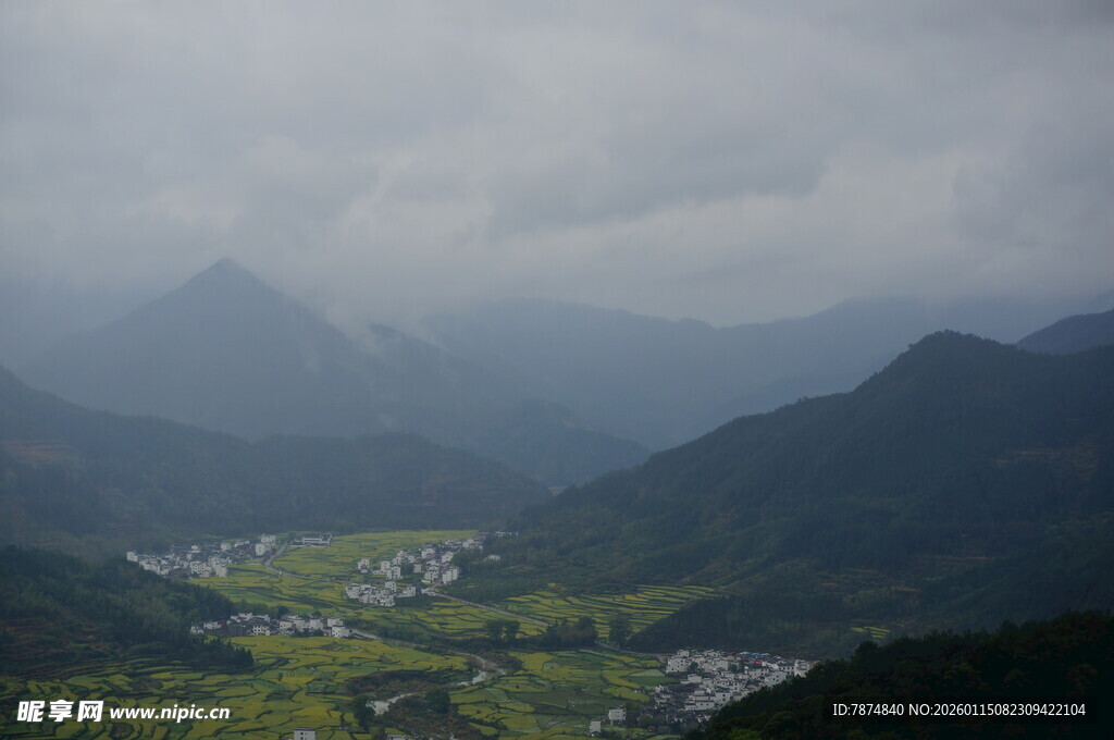 山间村落隐于云雾之中