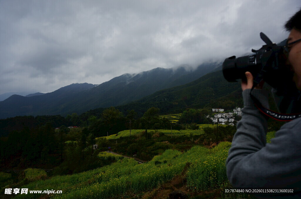 摄影师山间取景瞬间
