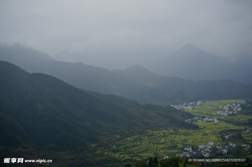 雾中群山环抱的静谧村落