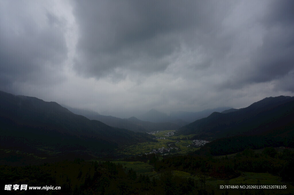 山间乌云密布的阴沉景象
