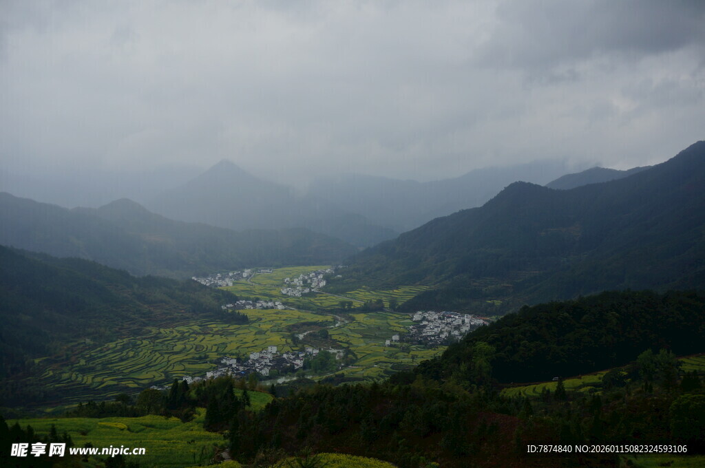 山间村落隐于云雾之中