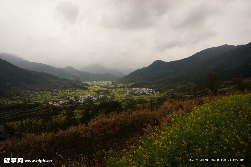 山间村落 云雾缭绕之景