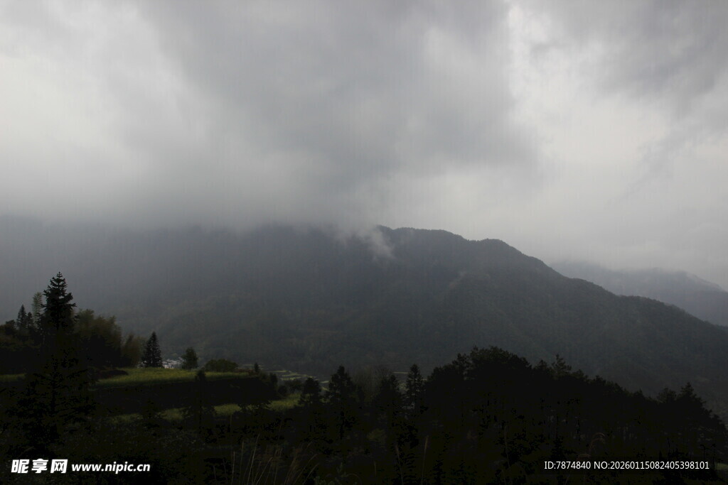 云雾缭绕的山峦景色