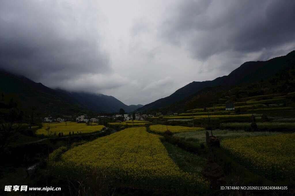 山间田野 阴云下的田园风光