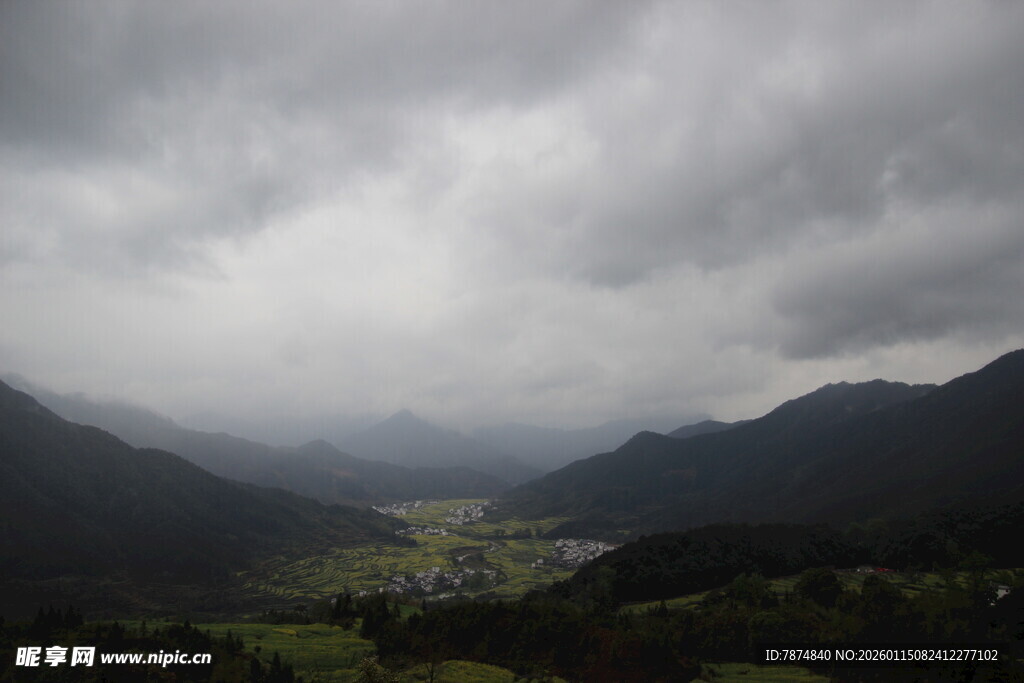 山间阴云密布的壮丽景色