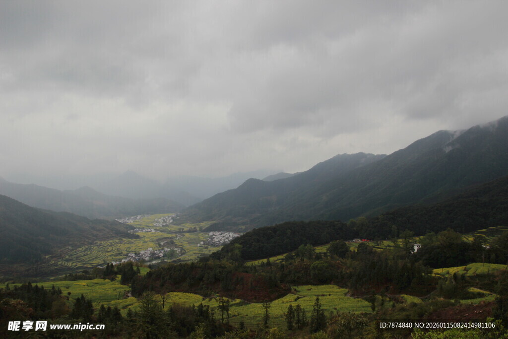山间绿野 云雾缭绕之景