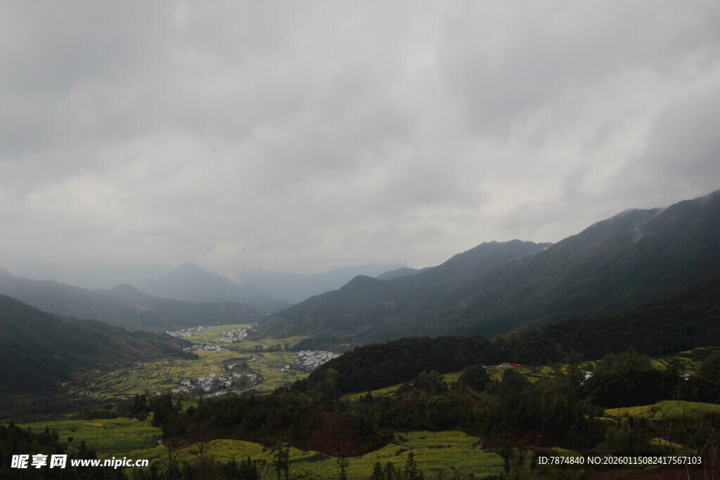 山间云雾缭绕的美丽景致