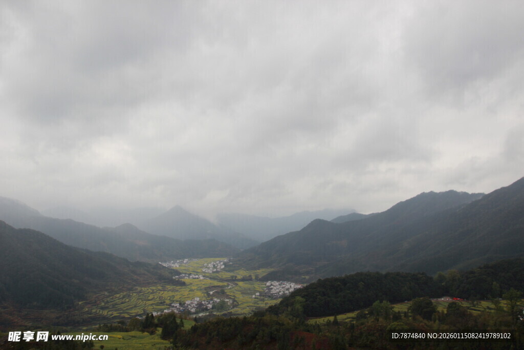 云雾缭绕的山间景色