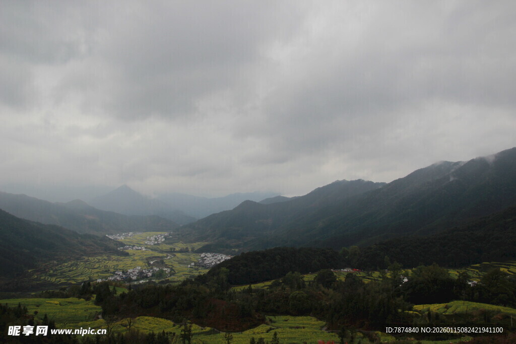 山间云雾缭绕的村落美景