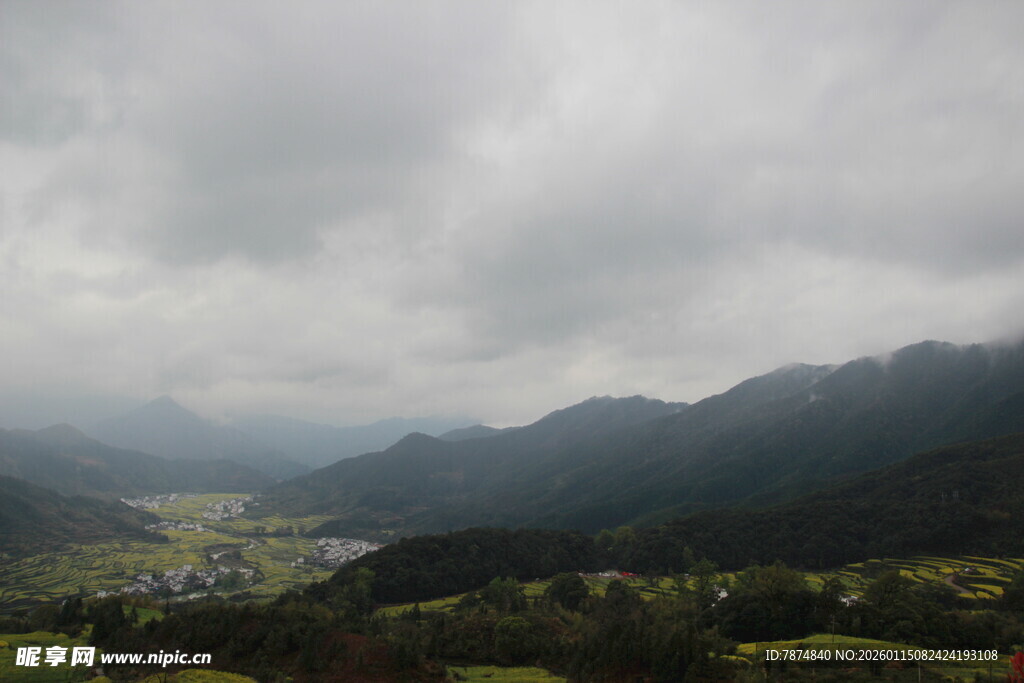 山间云雾缭绕的静谧景致