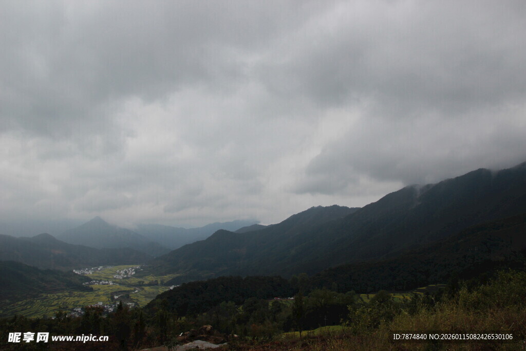 山间云雾缭绕的自然风光