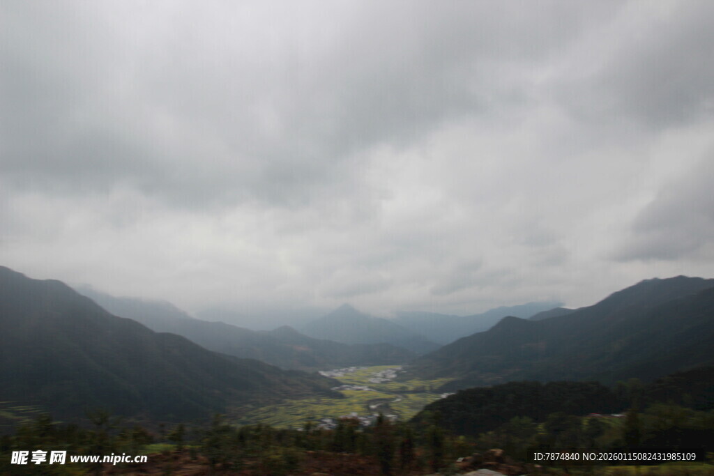 云雾缭绕的山间景致