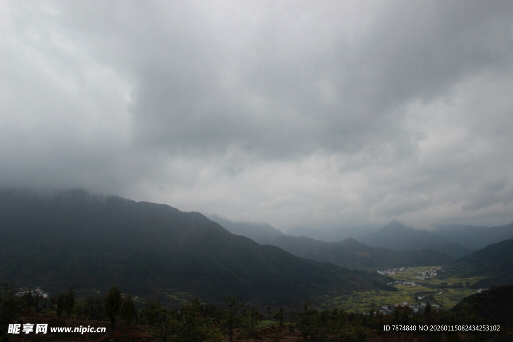 阴云笼罩下的山峦景色