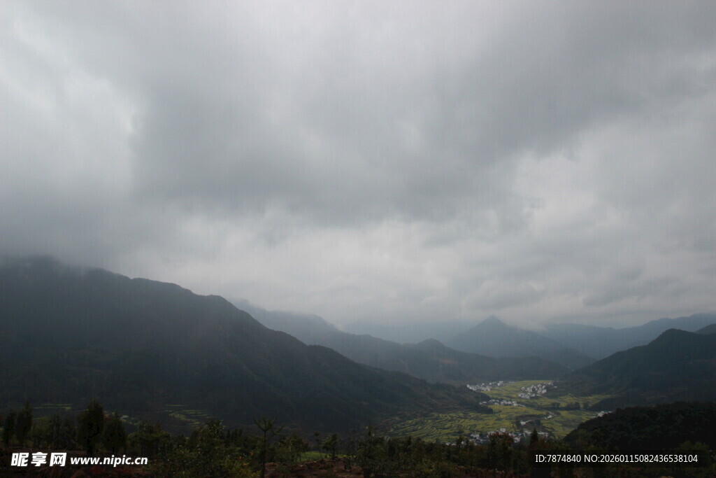 山间阴云密布的壮丽景色