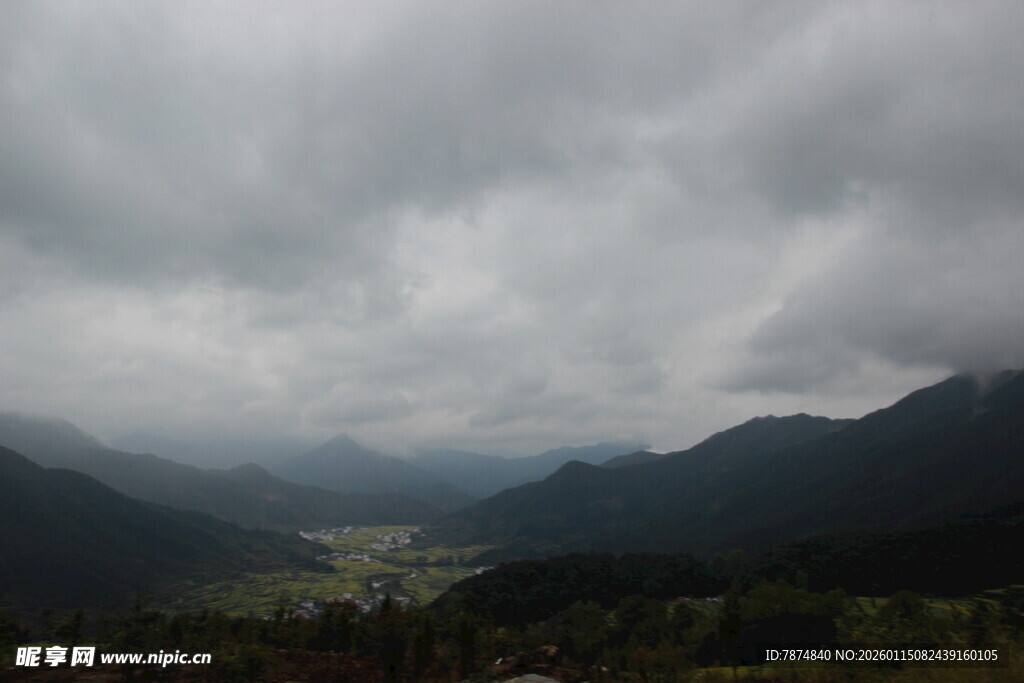 云雾笼罩的山峦美景