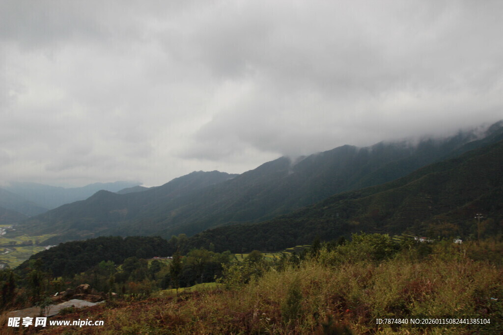 云雾缭绕的山间景致
