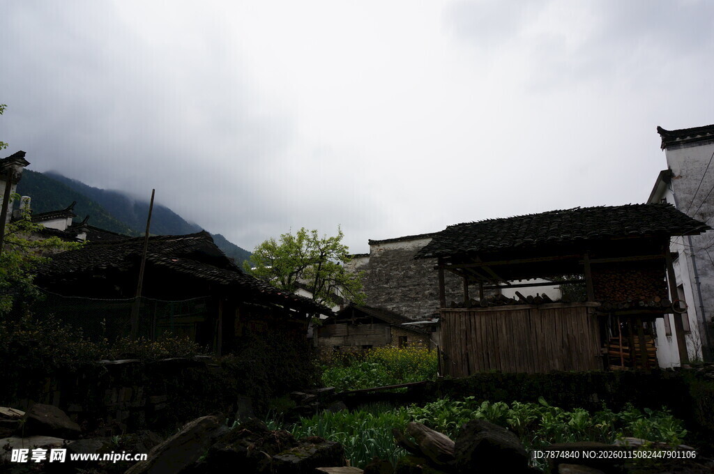 古朴山村景象
