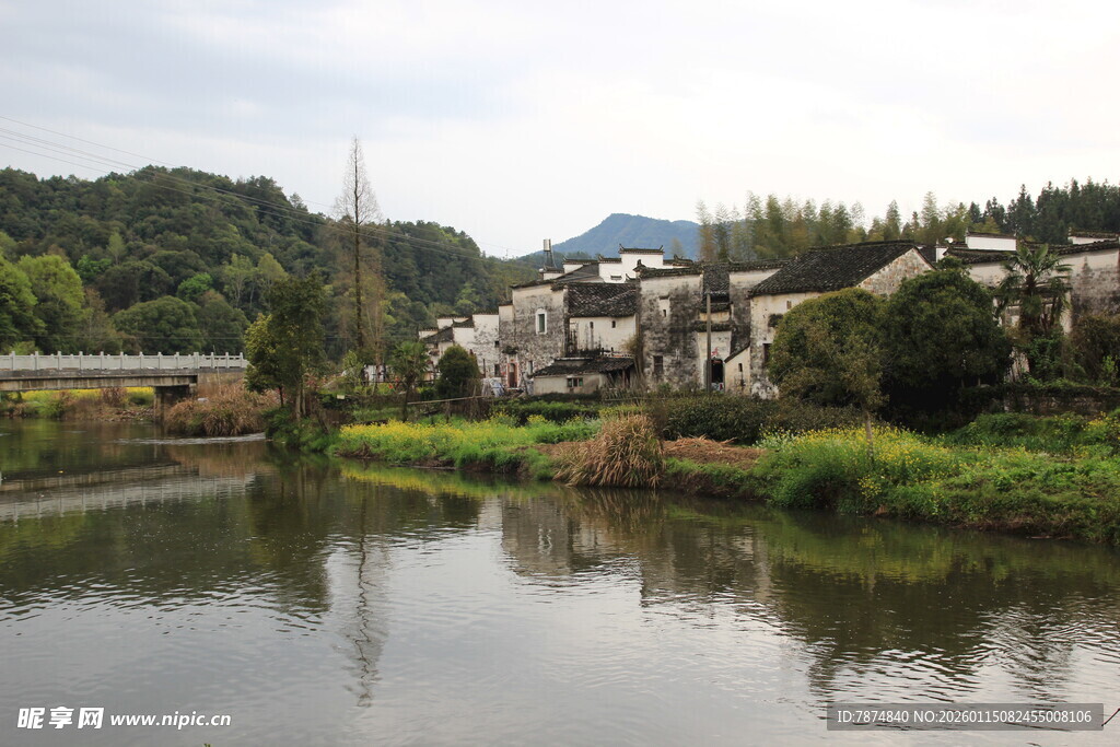 河畔乡村美景
